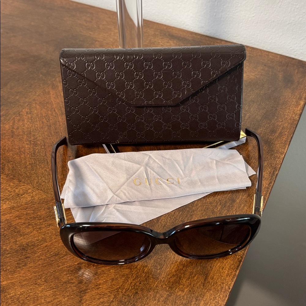 GUCCI SUNGLASSES FULL INCLUSION with Branded Case and dust cloth - Picture 9 of 16